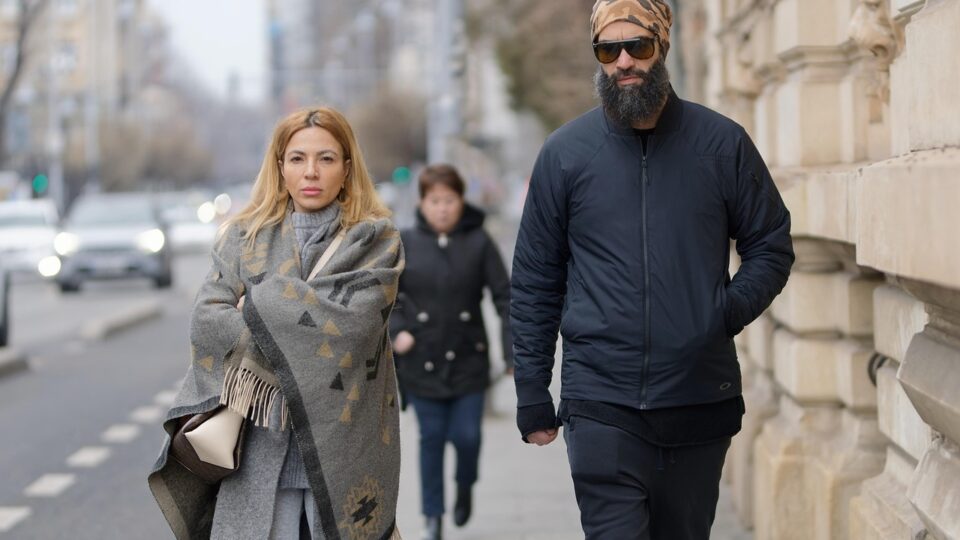 Længden betyder noget! couple, woman, man, bag, beard, tall, sunglasses, casual, walking, sidewalk, street, urban, lifestyle, people