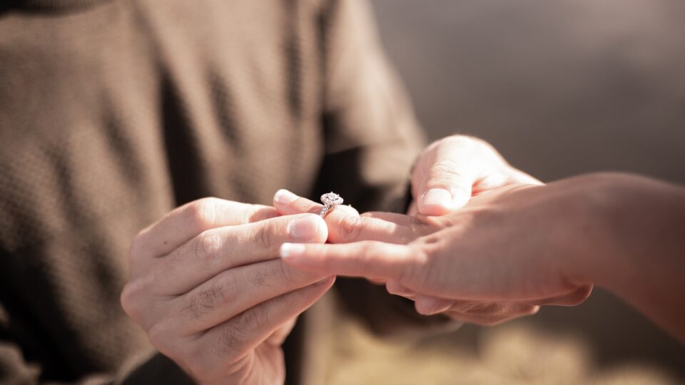 Ikke så ringe endda Smuk ring til hende i frieri