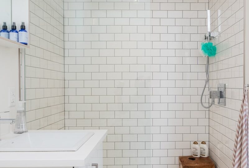 Hvem har brusedøre white ceramic sink near white ceramic sink
